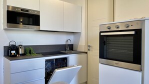 A compact kitchen with a built-in oven, a microwave, and a dishwasher. - [villa Migliorini] Lusso & Comfort in Finalborgo (Finale Ligure)