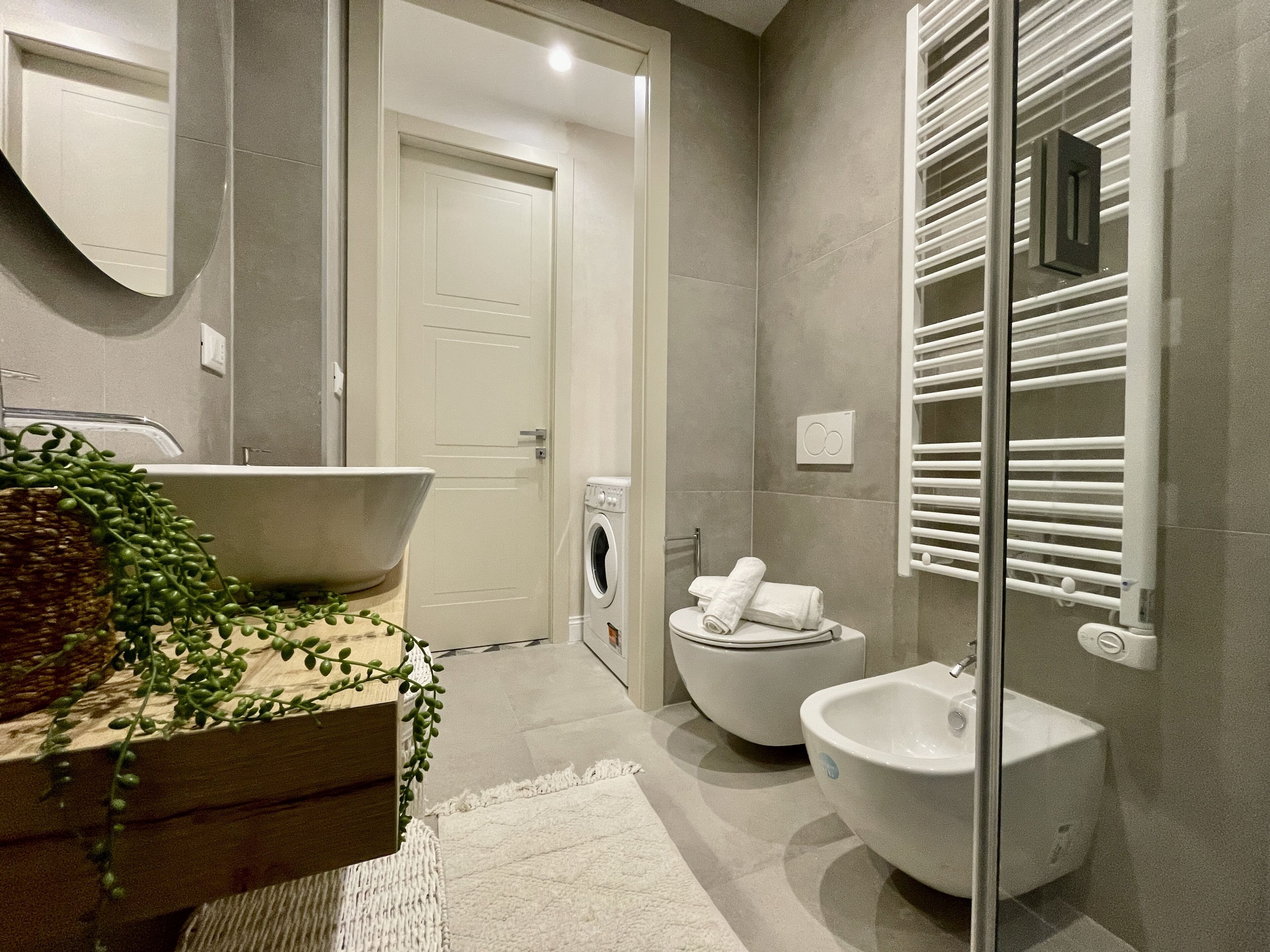 Een douche, een haardroger, een bidet, handdoeken