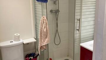 Douche, sèche-cheveux, serviettes fournies, savon