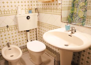 A bathroom with a toilet, bidet, and sink. - PORTO BRASIL HOSTEL- FILIAL 1 (Porto)