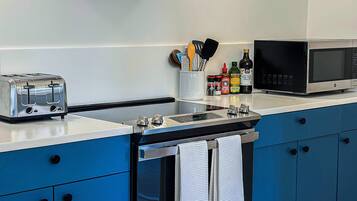 Réfrigérateur, micro-ondes, plaque de cuisson, lave-vaisselle