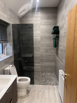 Shower, towels - Impeccable 1-bed House in Limavady (Limavady)