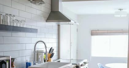Stunning & Spotless 2-Bed Apt (#1) Walk to UM Athletics