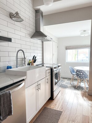 Fridge, microwave, oven, stovetop - Stunning & Spotless 2-Bed Apt (#1) Walk to UM Athletics (Ann Arbor)