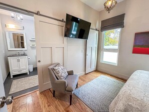 2 bedrooms, desk, iron/ironing board, WiFi