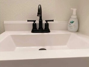 Een douche, een haardroger, handdoeken, zeep