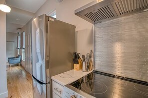 Fridge, microwave, oven, stovetop - The 4M Favorite House - Stunning & Spotless Studio Apt (#2) (Ann Arbor)