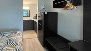 Escritorio, espacio para trabajar con laptop y wifi gratis 