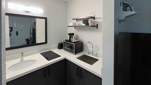 客房, 2 張標準雙人床, 吸煙房, 廚房 | 私人廚房 | 大型冰箱、微波爐、爐台、咖啡機/沖茶器