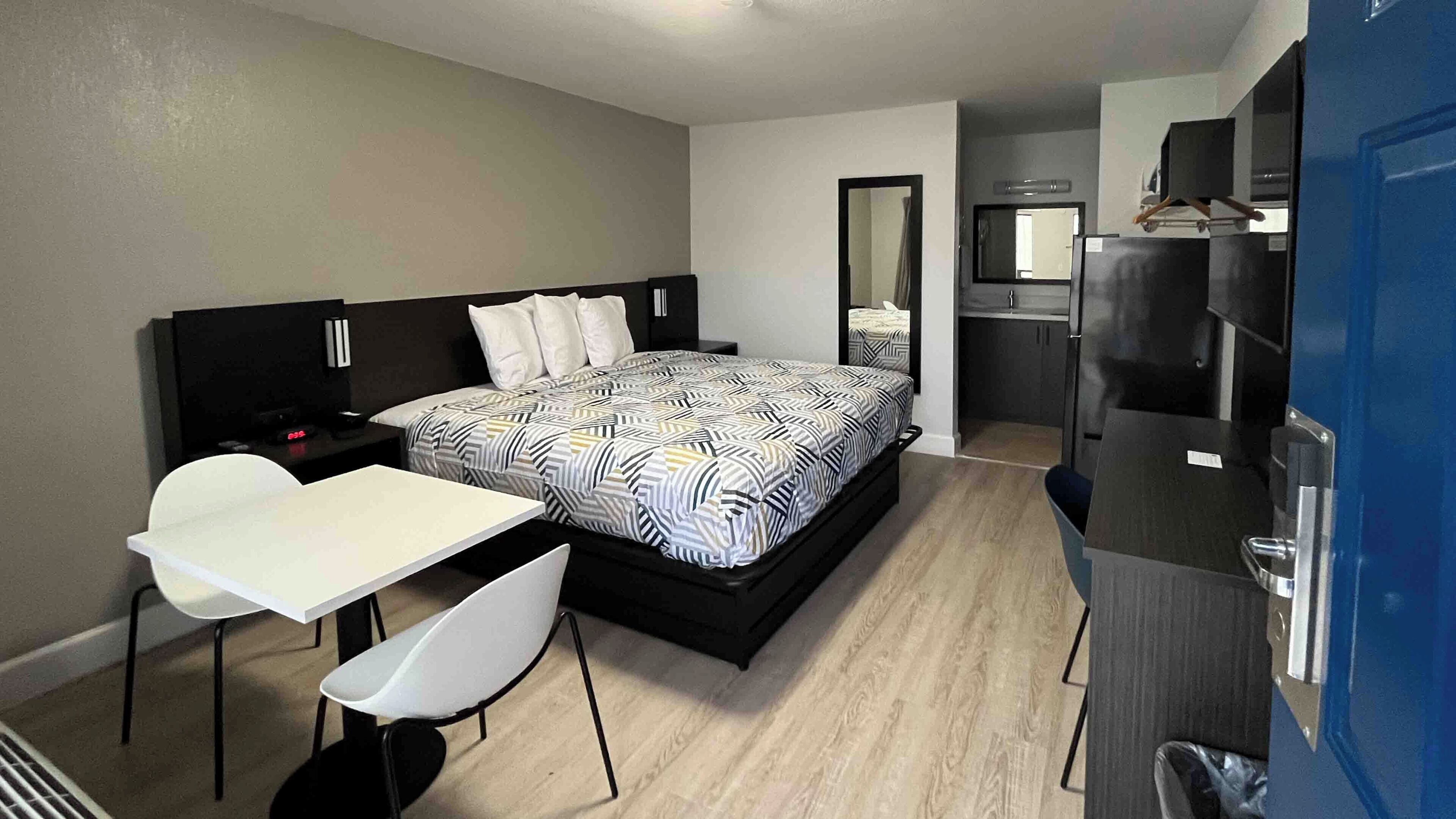 書桌、筆電工作空間、免費無線上網