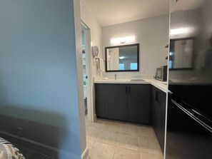 Desk, laptop workspace, free WiFi, bed sheets - Studio 6 Conroe, TX (Conroe)