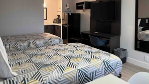 Desk, laptop workspace, free WiFi, bed sheets - Studio 6 Conroe, TX (Conroe)