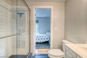 Shower, hair dryer, towels, shampoo