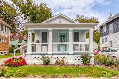 3 Bedroom Greek Revival Cottage Walk to Big House