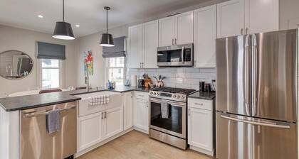 3 Bedroom Greek Revival Cottage Walk to Big House