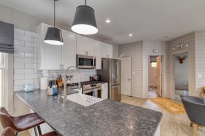 Een koelkast, een microgolfoven, een kookplaat, een vaatwasser