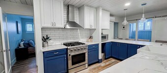 The 4M Golden House #9 - Beautiful Apt Minutes from Downtown!