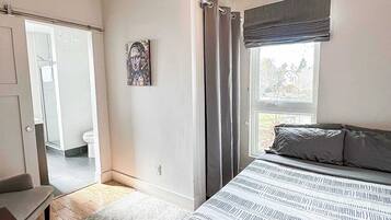 2 bedrooms, desk, iron/ironing board, WiFi