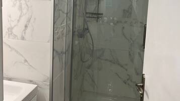 Douche, serviettes fournies, savon, papier toilette