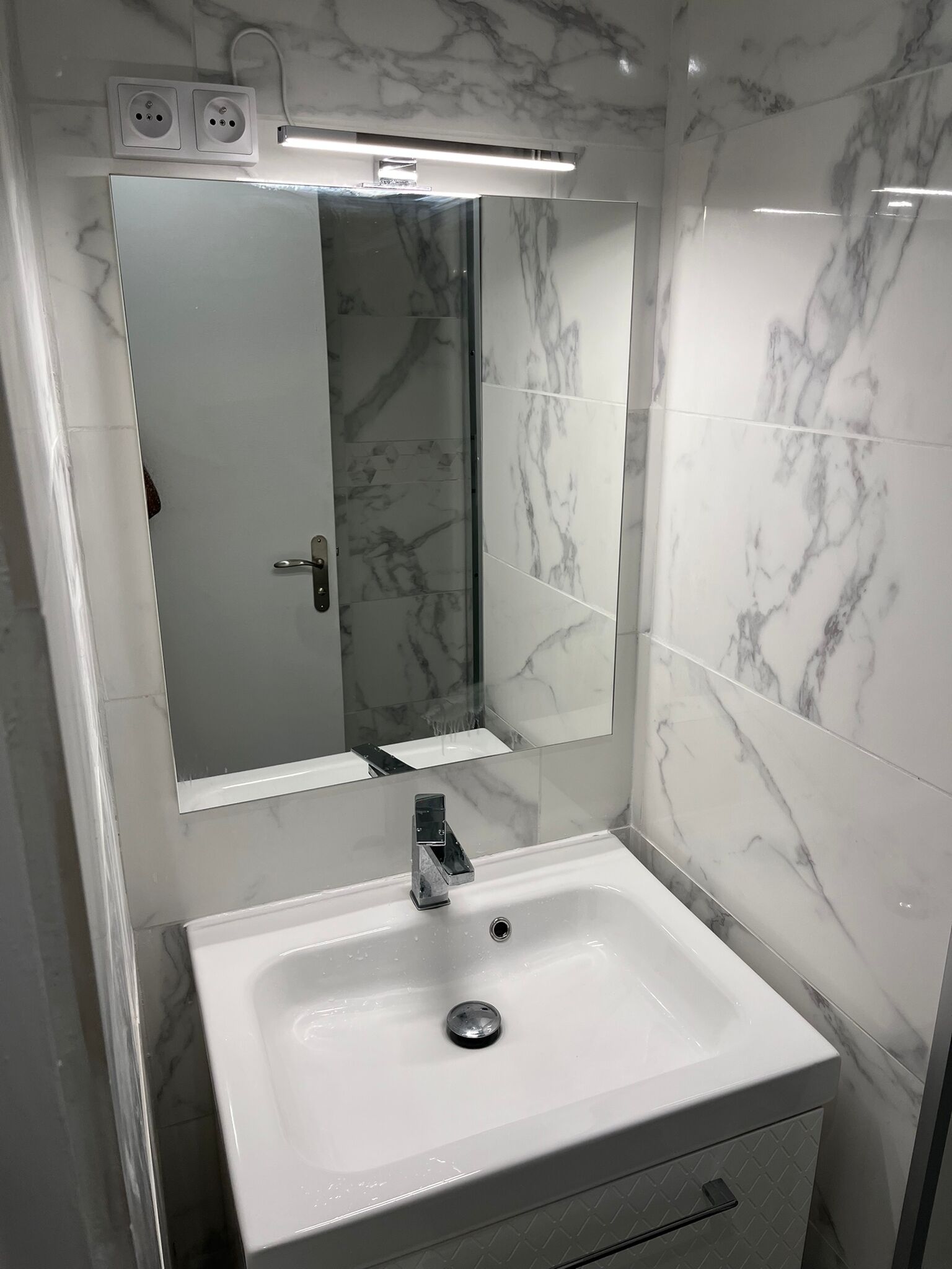 Douche, serviettes fournies, savon, papier toilette