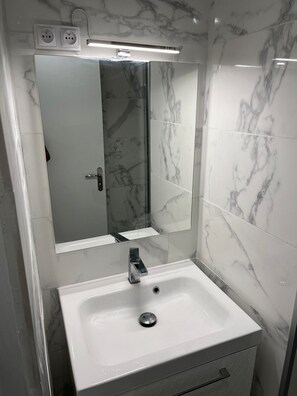 Dusche, Handtücher, Seife, Toilettenpapier