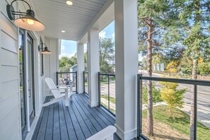 Terrace/patio - Amazing Spacious Home in AA  Steps to Big House (Ann Arbor)