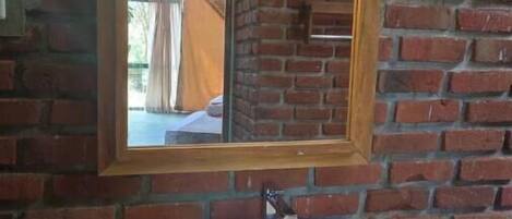 Een haardroger, handdoeken, zeep, toiletpapier