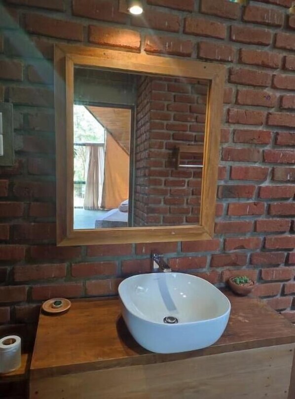 Secadora de cabello, toallas, jabón, papel de baño 