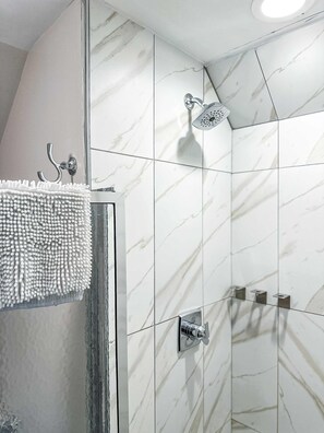 Dusche, Haartrockner, Handtücher, Shampoo