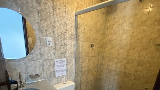 A bathroom with a sink, toilet, and shower. - Encanto Paraty Beach (Paraty)