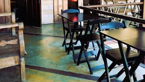 Un interior rústico con vigas de madera, un extintor y una pared de piedra.