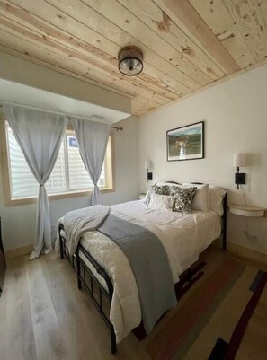 6 bedrooms, iron/ironing board, free WiFi, bed sheets