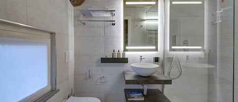 Luksussviitti, 2 makuuhuonetta | Kylpyhuone | Ilmaiset hygieniatuotteet, hiustenkuivaaja, kylpytakit, tohvelit