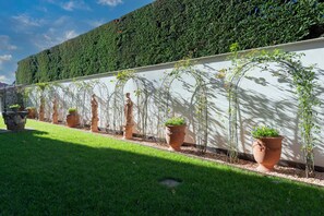 SuĂte design, 1 cama Queen e sofĂĄ-cama, vista para o jardim | Vista do quarto