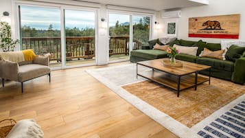 Televisión, chimenea, futbolito