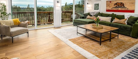 Televisión, chimenea y futbolito