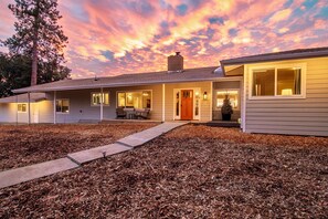 Exterior detail - Family Vacay to Yosemite: Mariposa, CA: Game Rm, Hot Tub, EV Charger, 3 Ensuites (Mariposa)