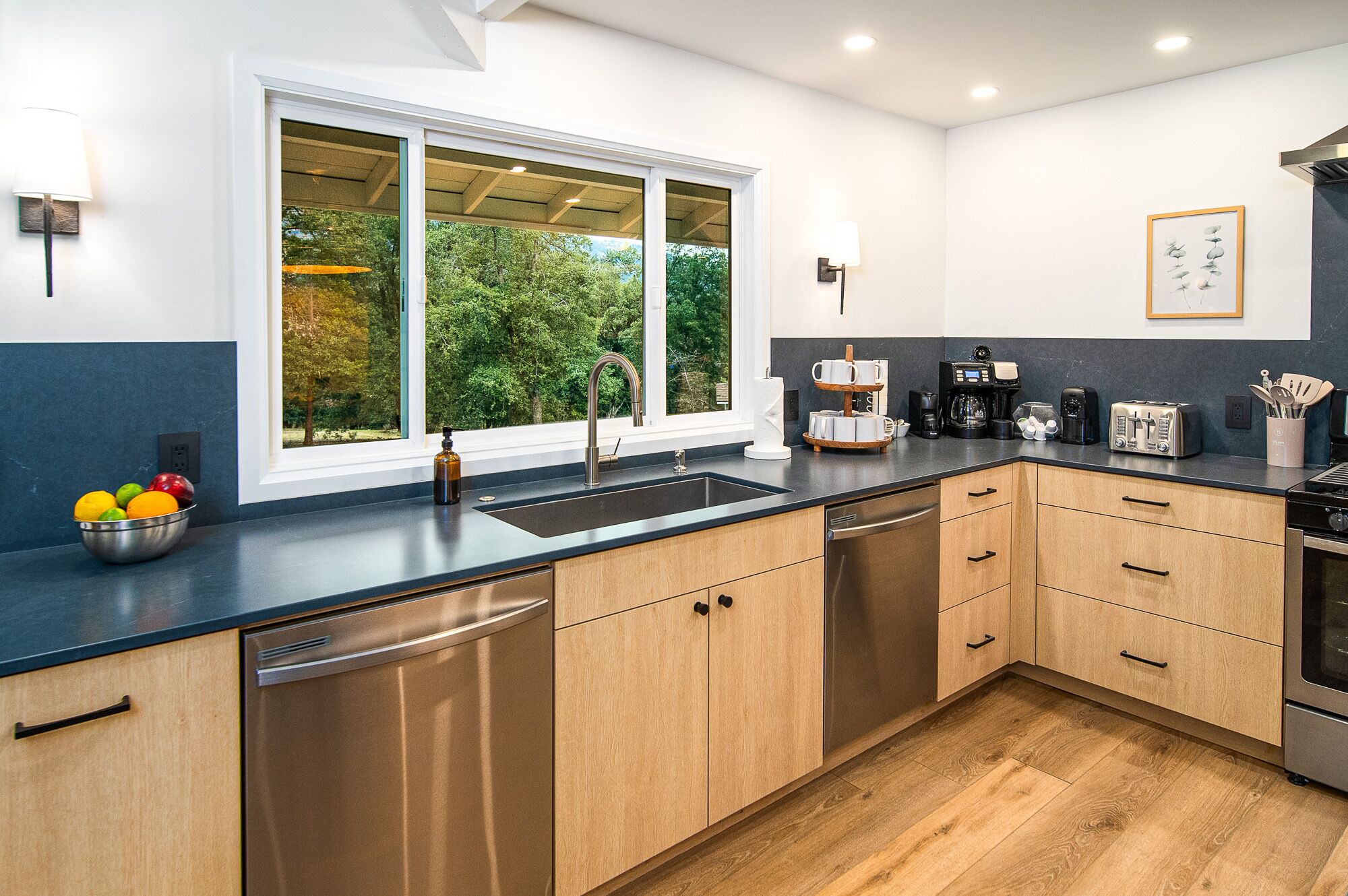 Geladeira, micro-ondas, cooktop, lava-louças