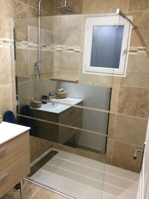 Dusche, Handtücher, Toilettenpapier