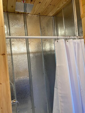 Dusche, Haartrockner, Handtücher, Toilettenpapier