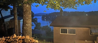 Beautiful 2 bedroom cabin with amazing lake views