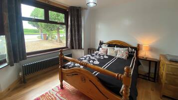 3 bedrooms, desk, iron/ironing board, travel cot