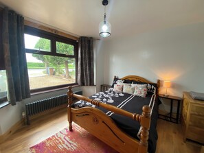 3 habitaciones, escritorio y tabla de planchar con plancha 