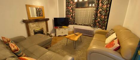 Een smart-tv, een open haard en een dvd-speler