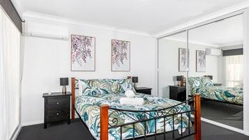 2 bedrooms, iron/ironing board, free WiFi, bed sheets