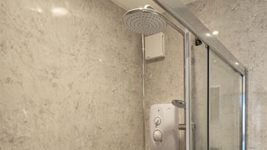 Douche, séchoir à cheveux, serviettes fournies, savon