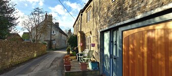 Cosy romantic stay in historic Cotswold cottage