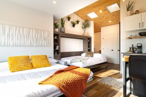 Tabla de planchar con plancha, wifi gratis y ropa de cama 