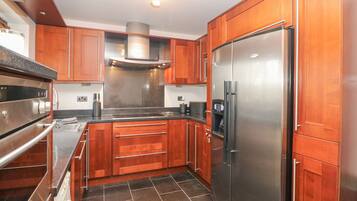 Máy rửa bát, ấm điện, lò nướng bánh mì