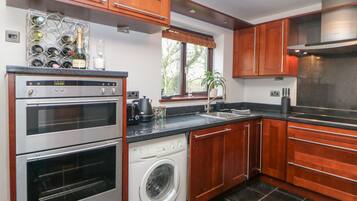 Dishwasher, electric kettle, toaster, cookware/dishes/utensils